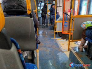 Волгодонец пожаловался на скользкий пол в салоне автобуса