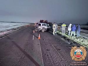 В Зимовниковском районе после столкновения с «Уралом» и фурой погиб водитель «Нивы»