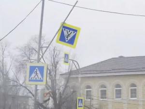 В Волгодонске дорожный знак опасно повис над дорогой