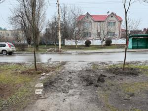 Тротуар на Октябрьском шоссе в Волгодонске превратился в грязное месиво после озеленения