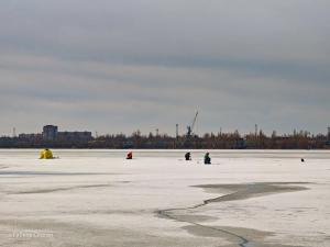 В Волгодонске рыбаки рискуют жизнями, выходя на тонкий лед
