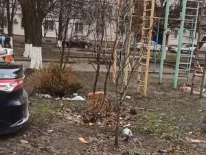 Жительница Волгодонска пожаловалась на погрязший в мусоре двор