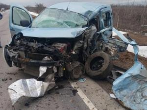 На трассе Константиновск - Тацинская иномарка столкнулась с грузовиком