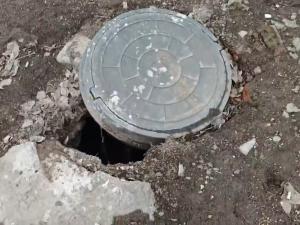 В Волгодонске люк уходит под землю