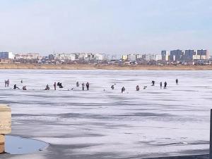В Волгодонске рыбаки игнорируют запреты спасателей и выходят на тонкий лед