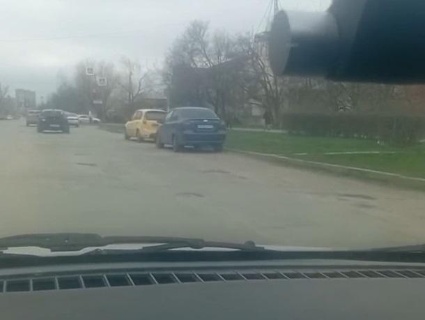 Жители Волгодонска массово жалуются на разбитые дороги