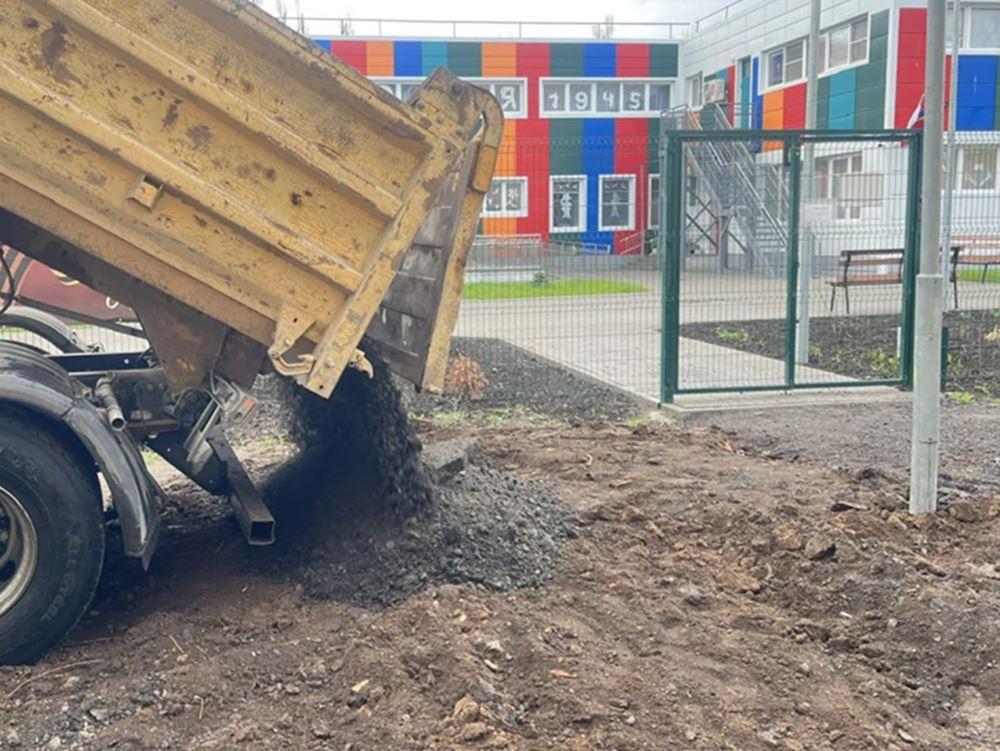 В Волгодонске отсыпали асфальтогранулятом дорогу к «Голубым дорожкам»