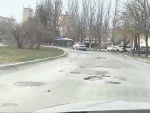 Жители Волгодонска массово жалуются на разбитые дороги