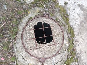 В Волгодонске рядом со школой на улице Мира разрушился люк