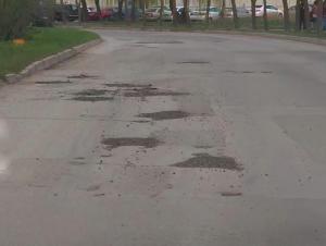 Ямы на улице Смолякова в Волгодонске засыпали крошкой