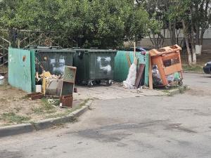 Волгодонцев предупредили о штрафах за парковку у мусорных контейнеров