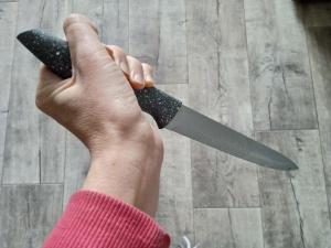 В Волгодонске женщина несколько раз ударила мужа ножом