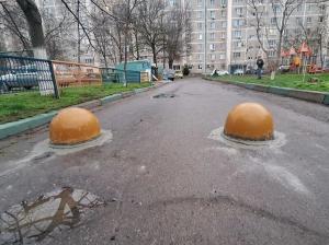 Жители Волгодонска возмущены перегороженным внутридворовым проездом на Строителей