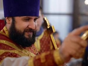 Волгодонской благотворительный фонд им. Н. М. Бурдюгова и депутат Сергей Ольховский передали пасхальные куличи в храм Рождества Христова