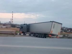 Фура почти на 10 часов перекрыла путепровод в Волгодонске