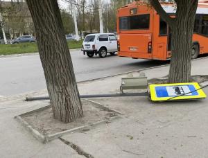 Малолетние вандалы снесли светофор в Волгодонске