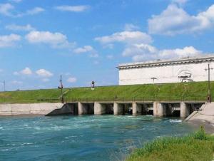 В Волгодонске на Донском магистральном канале подняли шандоры