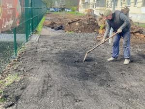 В Волгодонске отсыпали асфальтогранулятом дорогу к «Голубым дорожкам»