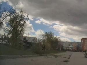 В Волгодонске стихия обрушила рекламный щит на улице Королева