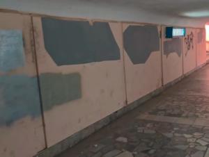 «Экспозиция серых фигур»: подземный переход в Волгодонске покрыли ужасающими серыми пятнами