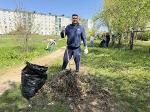 Жители 10 округа в Волгодонске провели субботник у второго корпуса лицея «Политэк»