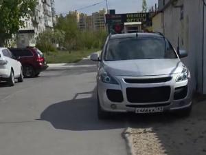 В центре Волгодонска водители превратили тротуар в парковку