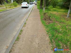 Волгодонцы просят обустроить тротуар на улице Ленина