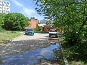 В Волгодонске из-за припаркованных машин к детсаду не могут подъехать мусоровоз и машина с хлебом