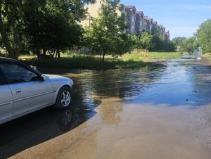В Волгодонске из-за порыва по кварталу В-8 растеклись коммунальные реки