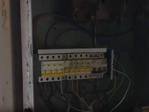 В Кемеровской области бабушку с внуком убило током в бане