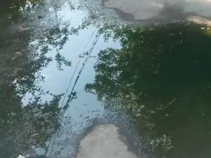Жители Ленина в Волгодонске пятый день живут рядом с канализационной рекой