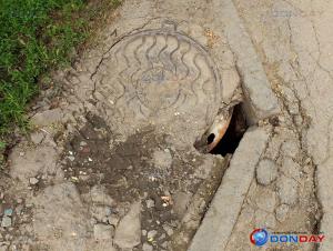 Жители Волгодонска пожаловались на опасный люк во дворе на улице Ленина